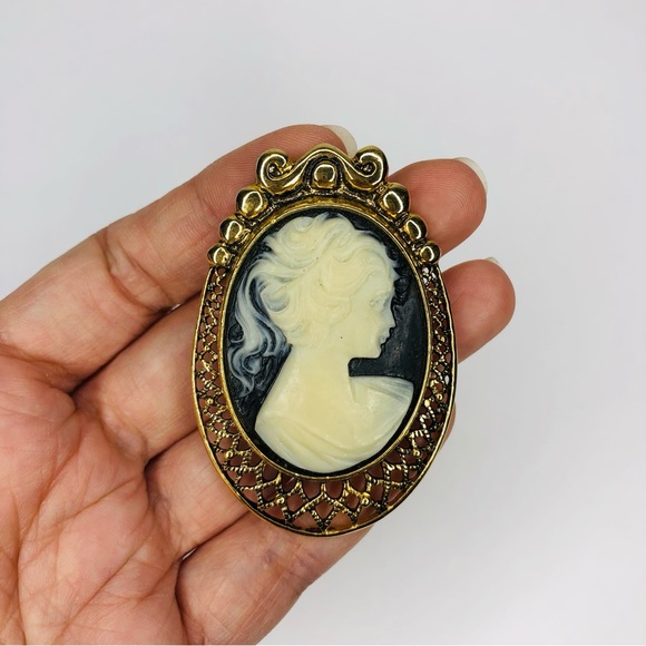 Vintage Signed Victorian Lady Cameo Brooch Black & White Lady Gold Tone Oval Pin - Picture 2 of 5
